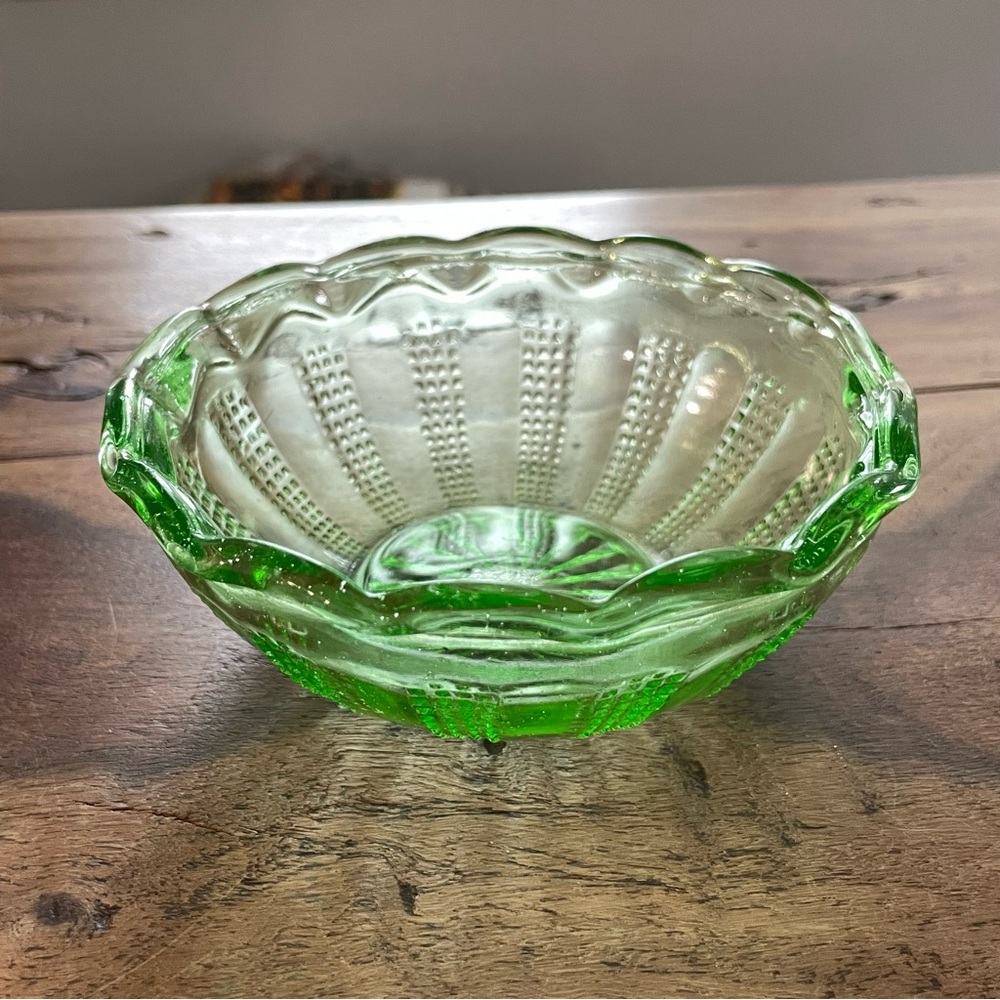 Vintage Anchor Hocking 1930s Green Uranium Glass 4.75" Candy Dish/ Bowl